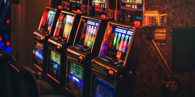 Pet slot aparata postavljenih u casinu