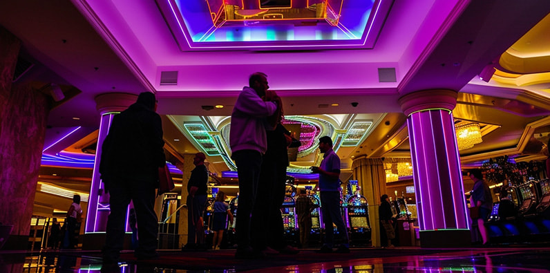 Neonski znakovi ispred lokala Casino Lounge, uključujući 500 cash jackpots